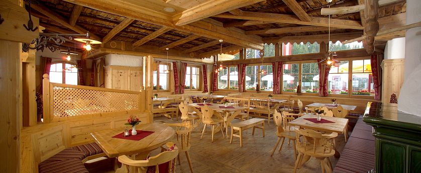 Hütte von innen mit vielen Sitzgelegenheiten.