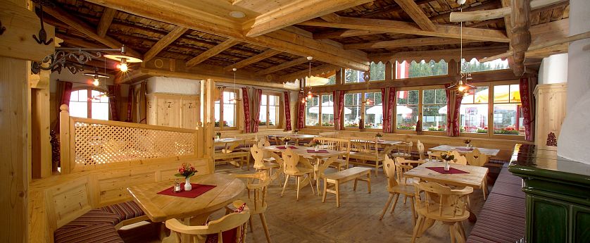 Hütte von innen mit vielen Sitzgelegenheiten.