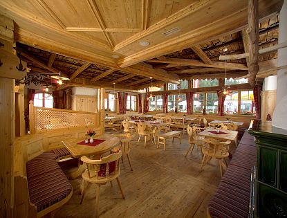 Hütte von innen mit vielen Sitzgelegenheiten.