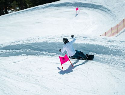 Snowboarder mitten in einem Hindernis.