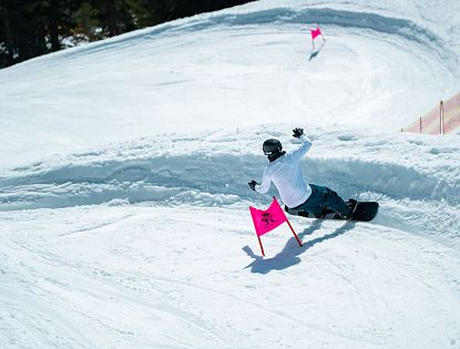 Snowboarder mitten in einem Hindernis.