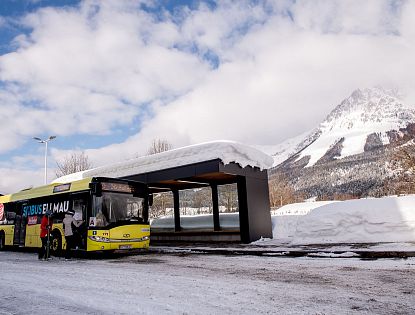 Skibus an der Haltestelle.