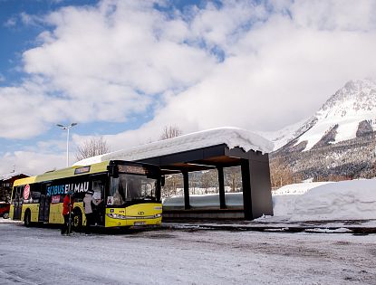 Skibus an der Haltestelle.