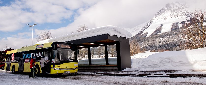 Skibus an der Haltestelle.