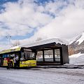 Skibus an der Haltestelle.
