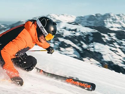 skifahrer-auf-kandler-abfahrt-in-skiwelt-westendorf-brixen-mit-blick-auf-wilden-kaiser-16