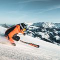 Skifahrer auf Kandler Abfahrt in SkiWelt Westendorf Brixen mit Blick auf Wilden Kaiser