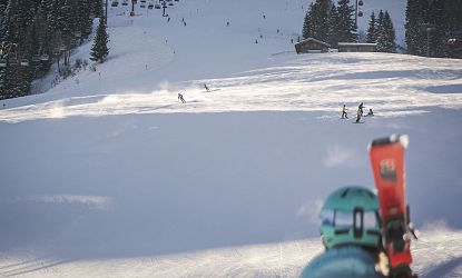 Skifahrer sieht auf die breiten Pisten der SkiWelt.