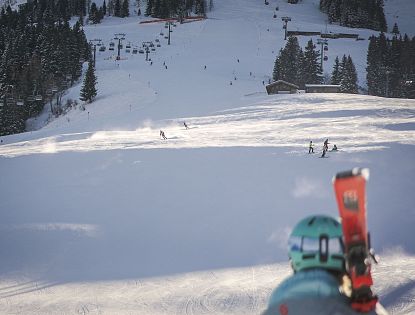 Skifahrer mit Blick auf Piste Keat Abfahrt in SkiWelt Söll