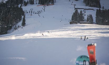 Skifahrer sieht auf die breiten Pisten der SkiWelt.