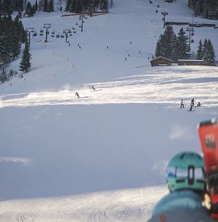 Skifahrer sieht auf die breiten Pisten der SkiWelt.