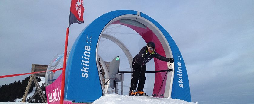 Ein Skifahrer der jeden Moment in die Skimovie Strecke in Westendorf reinstartet.