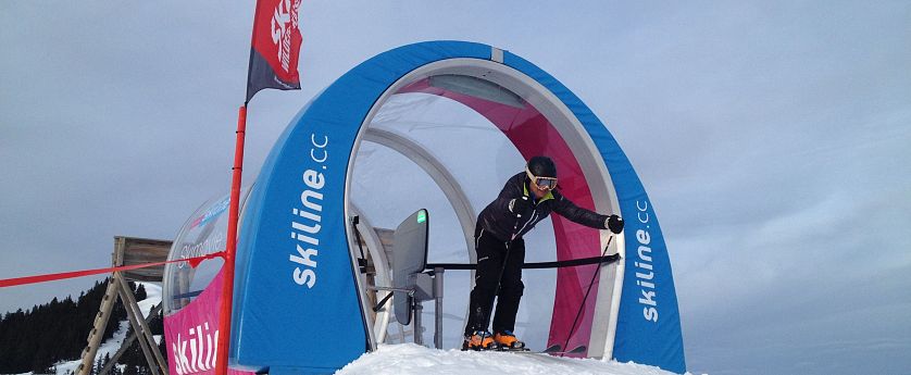 Ein Skifahrer der jeden Moment in die Skimovie Strecke in Westendorf reinstartet.