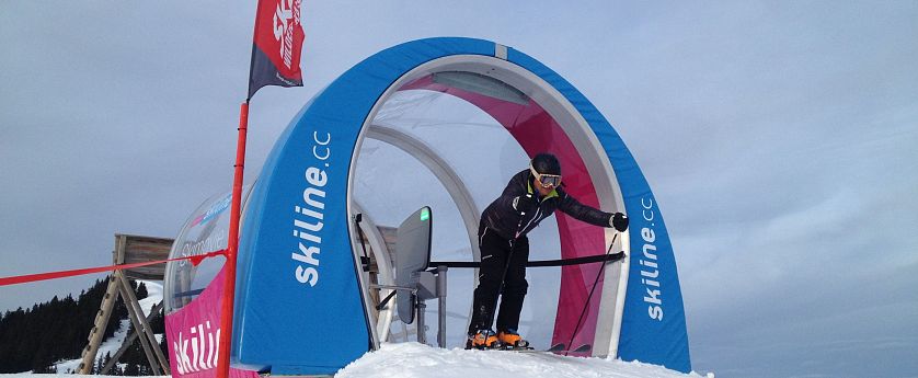 Ein Skifahrer der jeden Moment in die Skimovie Strecke in Westendorf reinstartet.