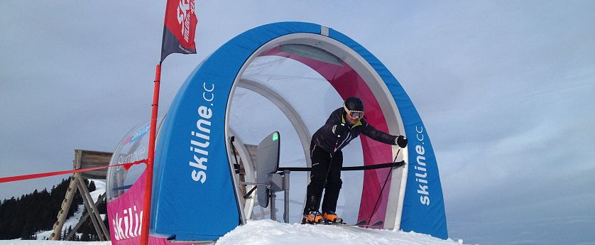 Ein Skifahrer der jeden Moment in die Skimovie Strecke in Westendorf reinstartet.