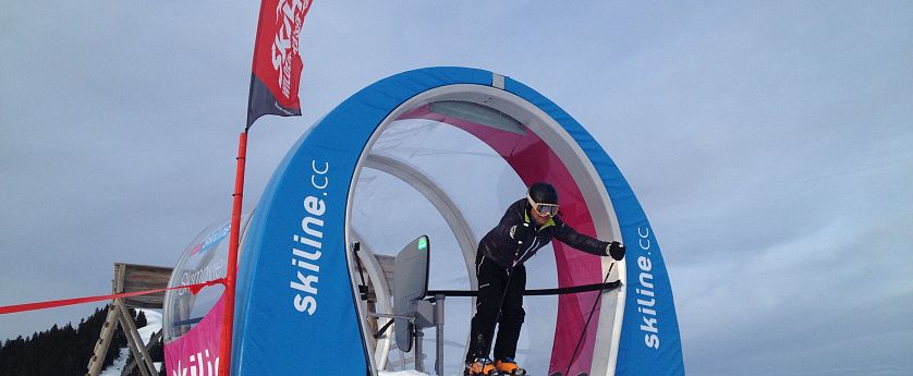 Ein Skifahrer der jeden Moment in die Skimovie Strecke in Westendorf reinstartet.