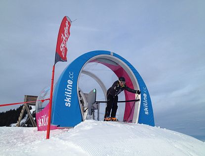 Ein Skifahrer der jeden Moment in die Skimovie Strecke in Westendorf reinstartet.