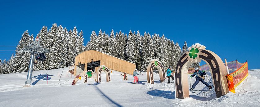 Kleine Skifahrer die im Hans im Glück Skiparkour das Skifahren spielerisch lernen.