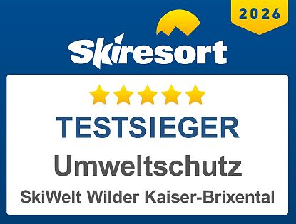 Schild für SkiWelt Wilder Kaiser-Brixental, ausgezeichnet als Testsieger im Umweltschutz, mit fünf Sternen und dem Jahr 2026.