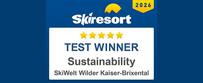 Een prijslabel met de tekst "TEST WINNER" en details over duurzaamheid voor Skiregion SkiWelt Wilder Kaiser-Brixental, met sterrenbeoordeling.