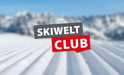 Der Schriftzug "SKIWELT CLUB" vor einer verschneiten Berglandschaft. Die Landschaft ist unscharf, was den Fokus auf den Text lenkt.