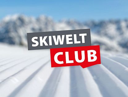 Der Schriftzug "SKIWELT CLUB" vor einer verschneiten Berglandschaft. Die Landschaft ist unscharf, was den Fokus auf den Text lenkt.
