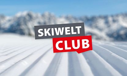 Der Schriftzug "SKIWELT CLUB" vor einer verschneiten Berglandschaft. Die Landschaft ist unscharf, was den Fokus auf den Text lenkt.