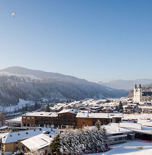 Ortschaft Hopfgarten verschneit im Winter, Skidepot und Talstation sowie die Pfarrkirche Hopfgarten zu sehen