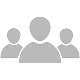 Abstrakte Darstellung von drei silhouettierten Personen in Grau vor schwarzem Hintergrund.