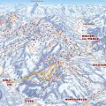 Panorama-Skikarte zeigt Skipisten, Skilifte und Bergmarkierungen in einer verschneiten Berglandschaft. Namen und Routen sind farblich hervorgehoben. Ideal für Wintersport.
