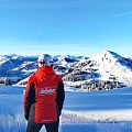 SkiWelt Mitarbeiter vor traumhafter Bergkulisse.