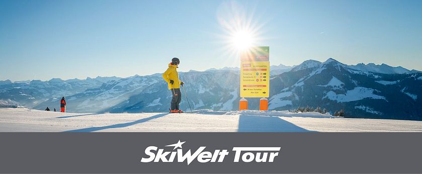 Skifahrer an Infotafel in der SkiWelt.