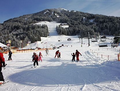 Kindergruppen am Übungsgelände in Westendorf.