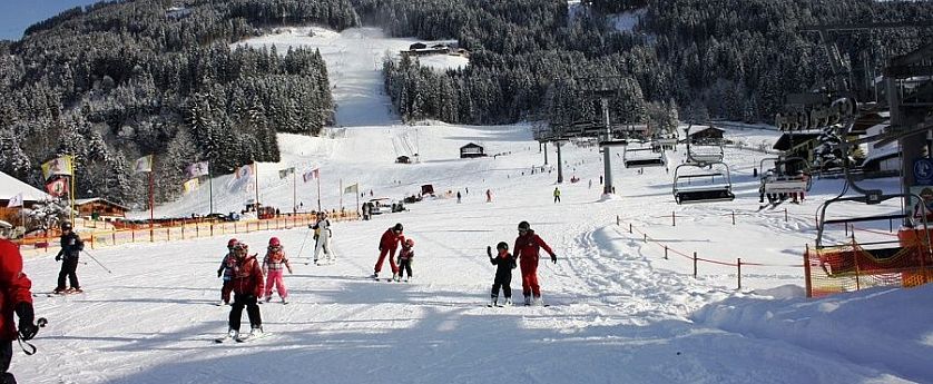 Kindergruppen am Übungsgelände in Westendorf.