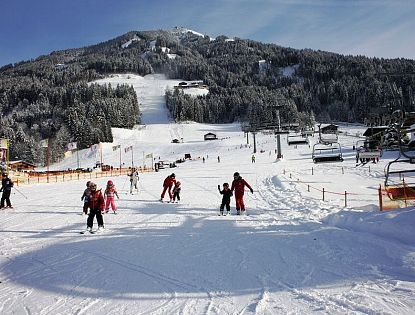Kindergruppen am Übungsgelände in Westendorf.