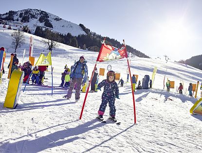 Kind fährt durch Hinderniss bei einem Skirennen.