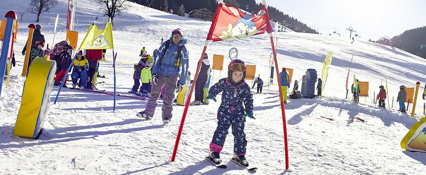 Kind fährt durch Hinderniss bei einem Skirennen.