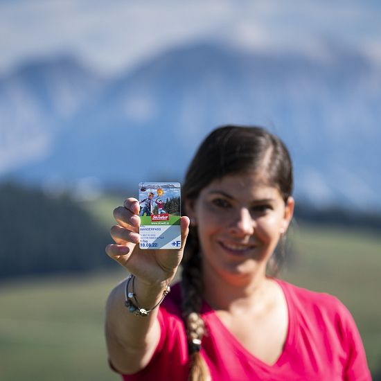 Mutter zeigt ihren Wanderpass.