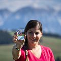 Mutter zeigt ihren Wanderpass.