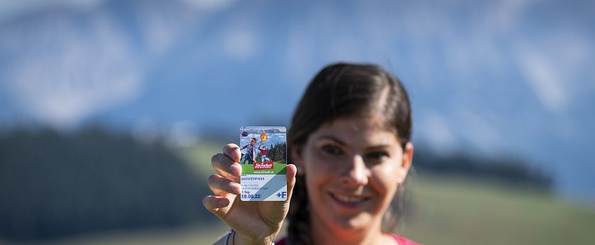 Mutter zeigt ihren Wanderpass.