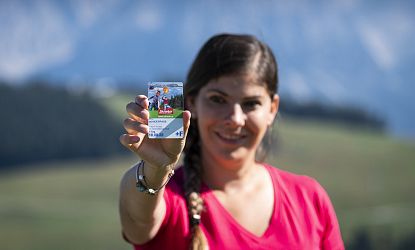 Mutter zeigt ihren Wanderpass.