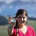 Mutter zeigt ihren Wanderpass.