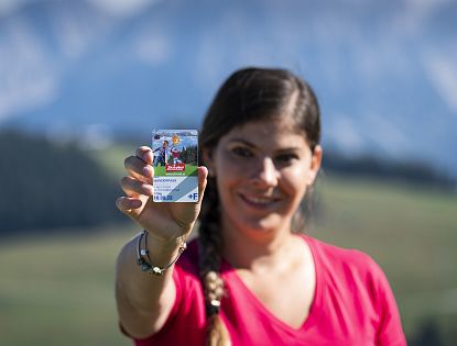 Mutter zeigt ihren Wanderpass.