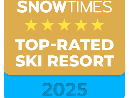 Logo de SnowTimes otorgando cinco estrellas a un resort, designándolo como uno de los mejores para esquiar.