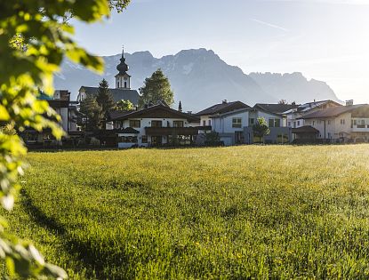 soell-in-kitzbueheler-alpen-ortszentrum-im-sommer-26