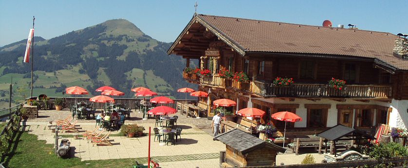 Bergrestaurant mit Terasse im Sommer.