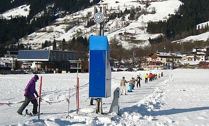 Schlepplift an der Talstation Brixen mit einigen Personen die diesen benützen
