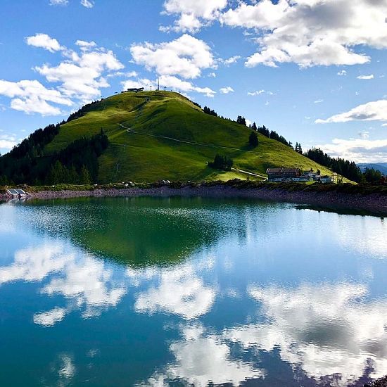 Blick auf die Hohe Salve über den Speichersee Kleine Salve im Sommer