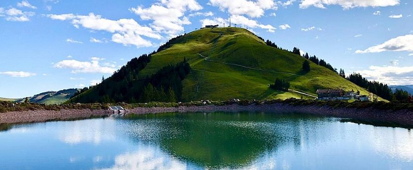 Der Speichersee Kleine Salve mit Ausblick auf die Hohe Salve.