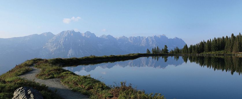 See mit einem Wanderweg um ihn.